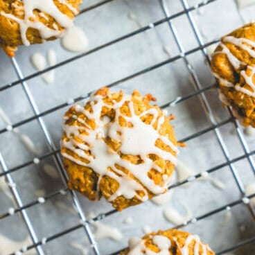 Chewy pumpkin oatmeal cookies | Vegan oatmeal cookies | Pumpkin spice cookies | How to make icing with powdered sugar | Powdered sugar icing | healthy pumpkin recipes | pumpkin dessert recipes